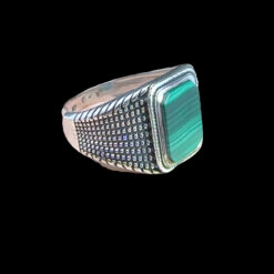 Alternative view of Chevalière homme en Malachite