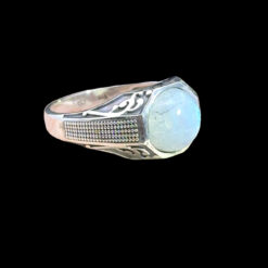 Alternative view of Chevalière homme en pierre de lune forme ronde