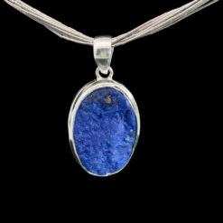 Alternative view of Grand pendentif en Lapis lazuli brut et argent 925