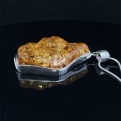 Alternative view of Pendentif en ambre facetté et argent 925