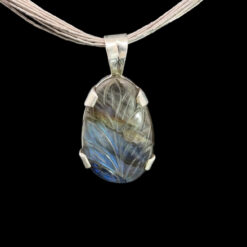 Alternative view of Pendentif feuille en labradorite et argent 925