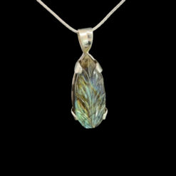 Alternative view of Pendentif feuille en labradorite et argent 925