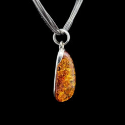 Alternative view of Pendentif Goutte en ambre et argent 925