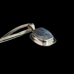 Alternative view of Pendentif rectangulaire en labradorite et argent 925