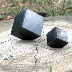 Cube de shungite avec coin coupé