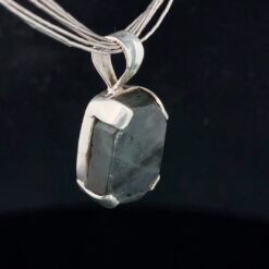 Alternative view of Pendentif rectangulaire en labradorite et argent 925