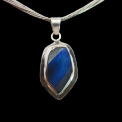 Alternative view of Pendentif forme libre en labradorite et argent 925
