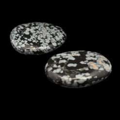 Alternative view of Galet plat en obsidienne neige