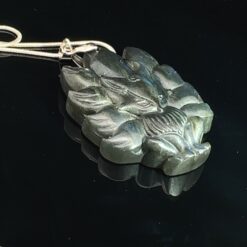 Alternative view of Pendentif renard en labradorite