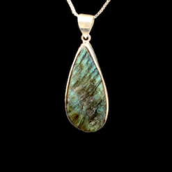 Alternative view of Pendentif goutte en labradorite brute et argent 925
