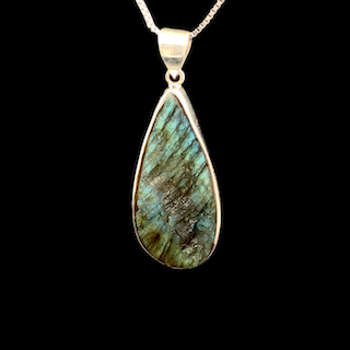 Raw labradorite teardrop pendant in 925 silver - Image 2