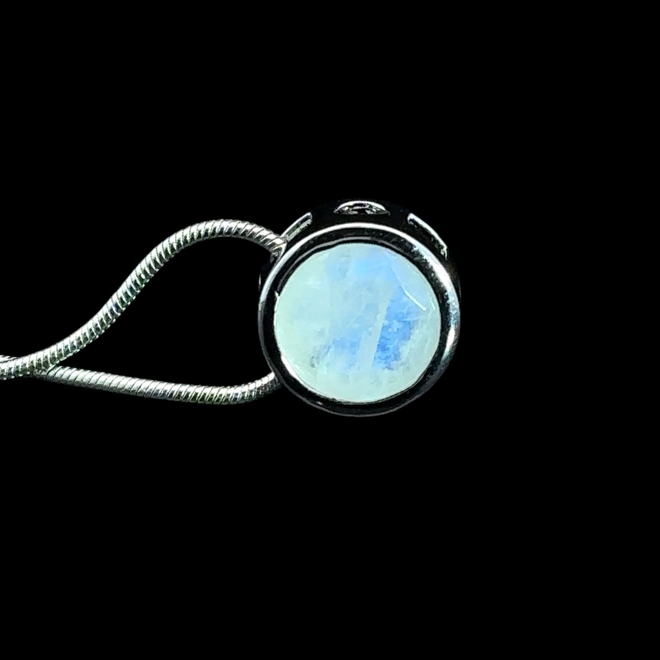 Faceted round moonstone and rhodium-plated silver pendant - Image 3