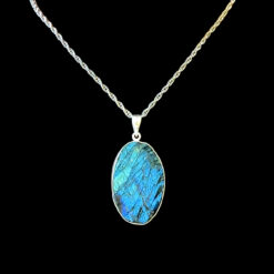 Alternative view of Pendentif ovale en labradorite brute et argent 925