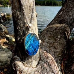 Pendentif ovale en labradorite brute et argent 925