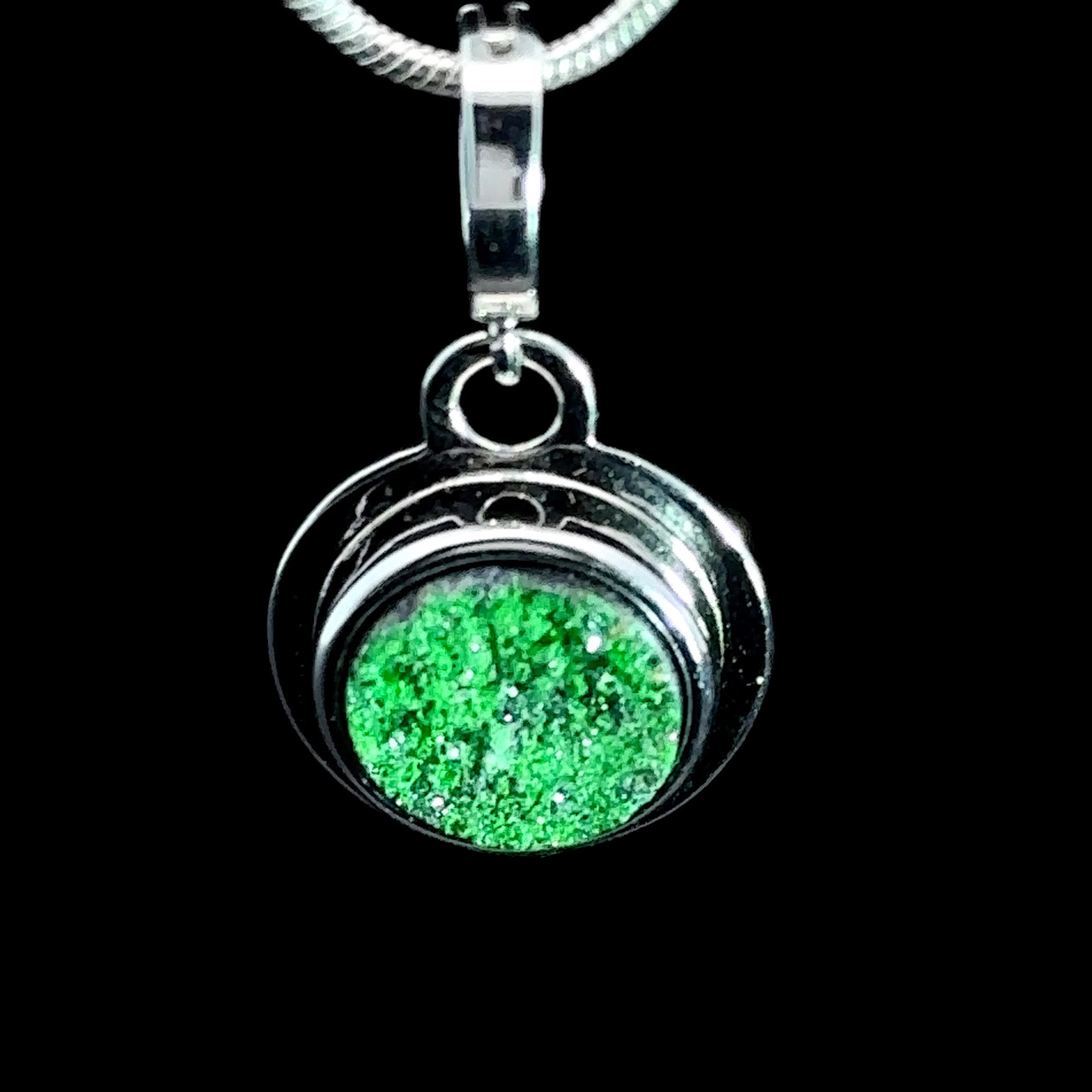 Round 925 silver and uvarovite pendant - Image 2