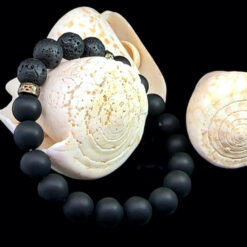 Alternative view of Bracelet onyx dépoli et pierre de lave 10 mm
