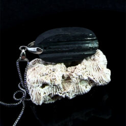 Alternative view of Pendentif homme en tourmaline brute