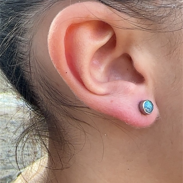 Opal and platinum-plated silver stud earrings - Image 3