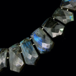 Alternative view of Collier ras de cou en labradorite facettée