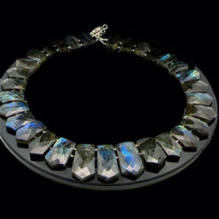 Collier ras de cou en labradorite facettée