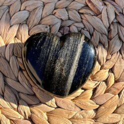 Galet forme coeur en obsidienne dorée