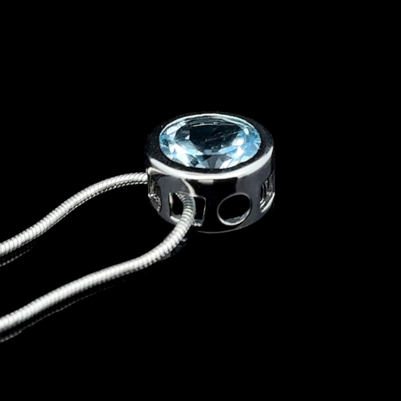 Round faceted blue topaz and rhodium-plated silver pendant - Image 2