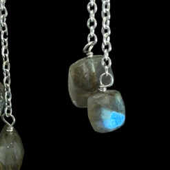 Alternative view of Boucles d'oreilles pendantes chaîne argent 925 rhodié et labradorite