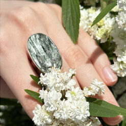 Adjustable 925 silver ring with raw seraphinite