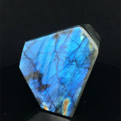 Alternative view of Labradorite polie 323g avec iridescences bleues