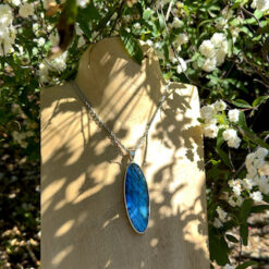 Alternative view of Pendentif ovale en labradorite polie et argent 925