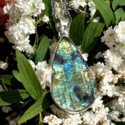 Alternative view of Pendentif goutte en labradorite brute iridescences bleu-vert