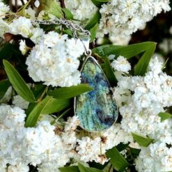 Pendentif goutte en labradorite brute iridescences bleu-vert