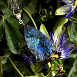 Pendentif goutte en labradorite brute irisations bleu intense