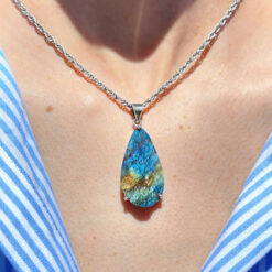 Alternative view of Pendentif goutte en labradorite brute et argent 925
