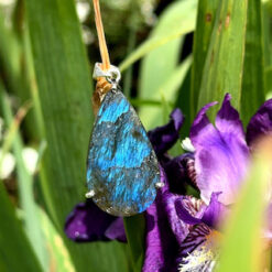 Alternative view of Pendentif goutte en labradorite brute bleue