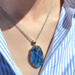 Alternative view of Pendentif ovale en labradorite brute bleu intense