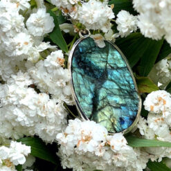 Pendentif ovale en labradorite brute bleu clair