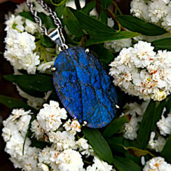 Pendentif ovale en labradorite brute bleu intense