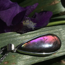 Pendentif goutte en labradorite violette polie