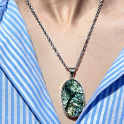 Alternative view of Pendentif ovale en labradorite brute bleu clair