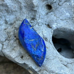 Alternative view of Pendentif percé en Lapis lazuli forme libre