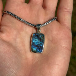 Alternative view of Pendentif mixte en labradorite brute et argent 925