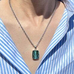 Alternative view of Pendentif mixte en labradorite brute forme rectangulaire
