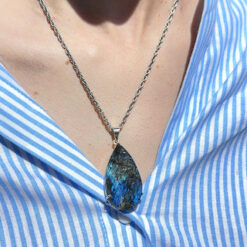 Alternative view of Pendentif goutte en labradorite brute irisations bleu intense