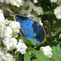 Alternative view of Pendentif goutte en labradorite brute bleue et argent 925