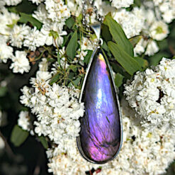 Alternative view of Pendentif goutte en labradorite violette polie
