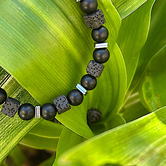 Men's onyx, lava stone and hematite bracelet - Image 3