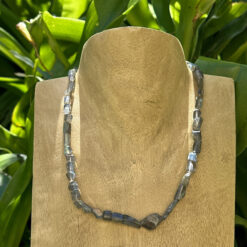 Alternative view of Collier en labradorite - perles forme libre