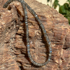 Alternative view of Collier en labradorite facettée perles boutons