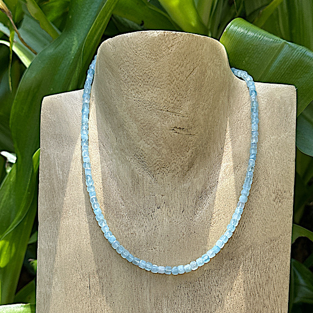 Aquamarine necklace with faceted square beads - Image 5